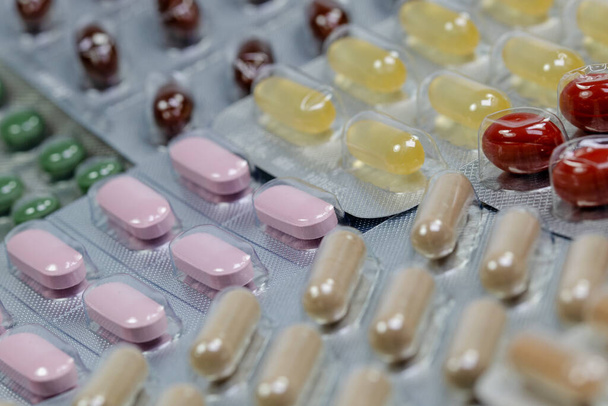 Paljon värikkäitä tabletteja, lähikuva-lääkkeitä - Valokuva, kuva