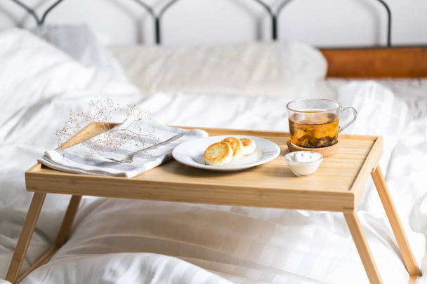 Cottage cheese pancakes on the bed tray table - Fotografie, Obrázek