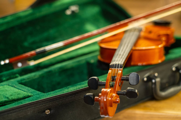 Keula klassinen viulu ruutuun - Valokuva, kuva