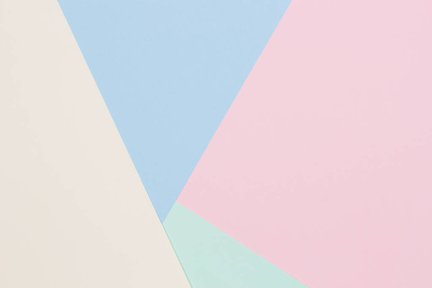 Abstraktní barevné papírové textury pozadí. Minimální geometrické tvary a linie v světle modré, růžové, zelené, pastelově žluté barvě - Fotografie, Obrázek