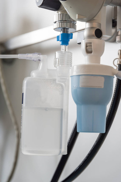 Dispositivo médico de agua destilada y oxígeno - primer plano - Foto, imagen