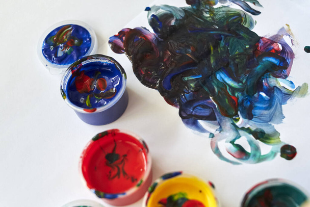 Peintures colorées aux doigts dans des tubes et de la peinture enduite sur papier., le développement précoce de l'enfant. - Photo, image
