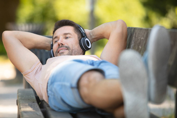 happy man is relaxing on a bench - Foto, Bild