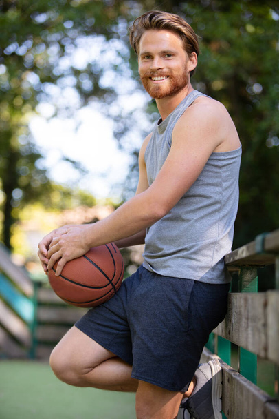 man in sportswear holding a basketball - Foto, imagen