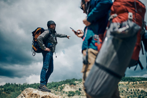 Dos exploradores con mochilas en las espaldas en viaje de camping. - Foto, imagen