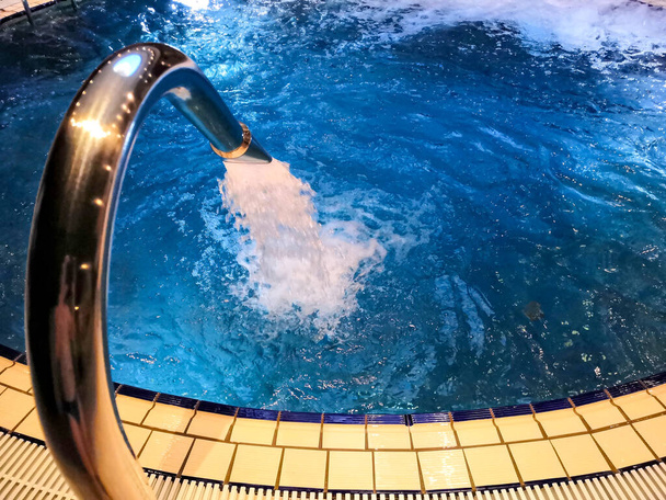 Στρογγυλή πισίνα στο σπα. Charcot ντους στην πισίνα - Φωτογραφία, εικόνα