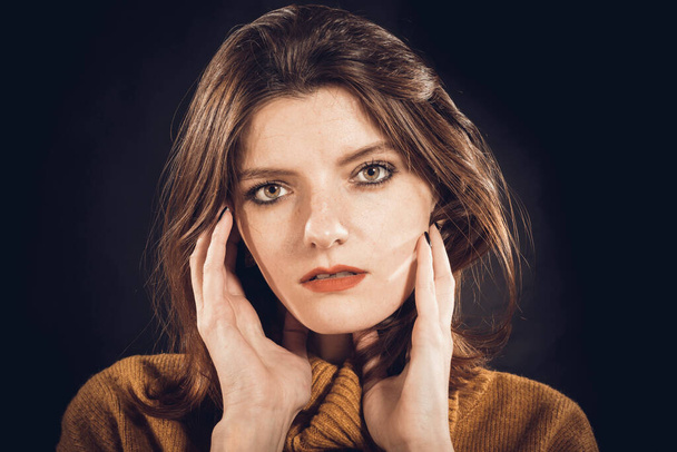 Studio portrait of young beautiful woman dressed in sweater - Fotoğraf, Görsel