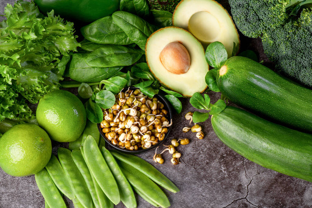 Süper yemek. Sağlıklı yiyecekler. Sağlıklı sebzeler, yeşil sebzeler, avokado, yeşil bezelyeler, limon filizi taneleri. - Fotoğraf, Görsel