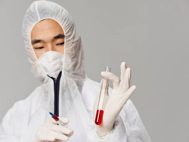 Азиат человек защитной маски медицины микробиологии диагностики - Фото, изображение