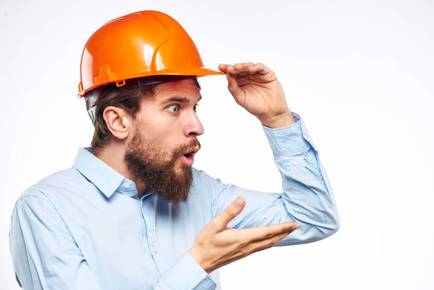 Uomo in casco arancione camicia costruzione ingegnere industria lavoro - Foto, immagini
