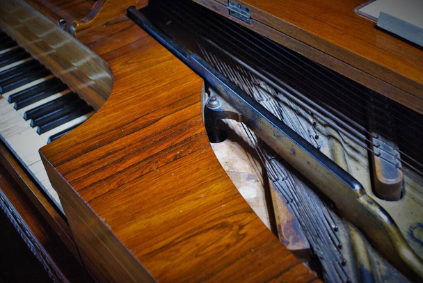 Velho desgastado piano perto de chaves em falta - Foto, Imagem
