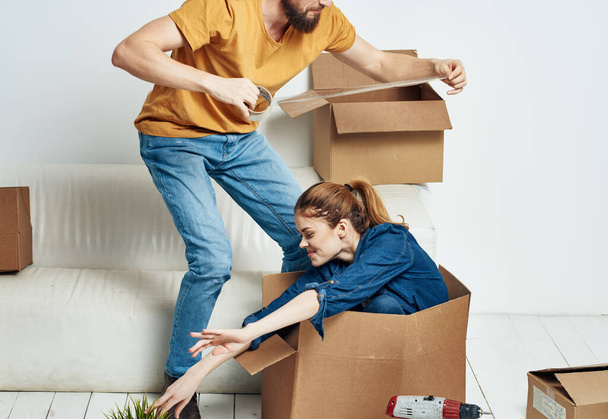 Мужчина и женщина в новой квартире коробки с вещами интерьера - Фото, изображение