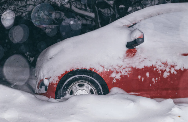 Zasněžená auta uvízlá ve sněhových závějích. Blizzard ve městě - Fotografie, Obrázek