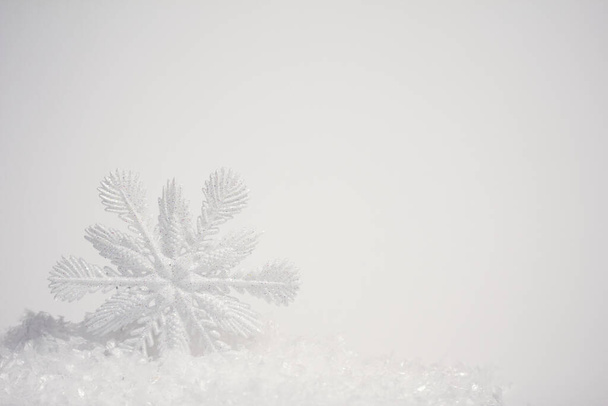 штучний сніжинка на снігу, різдвяна та новорічна іграшка, фон
 - Фото, зображення