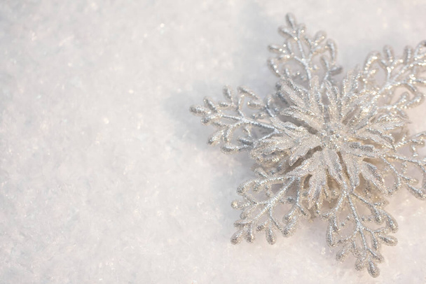 fiocco di neve artificiale nella neve, Natale e Capodanno giocattolo, sfondo - Foto, immagini