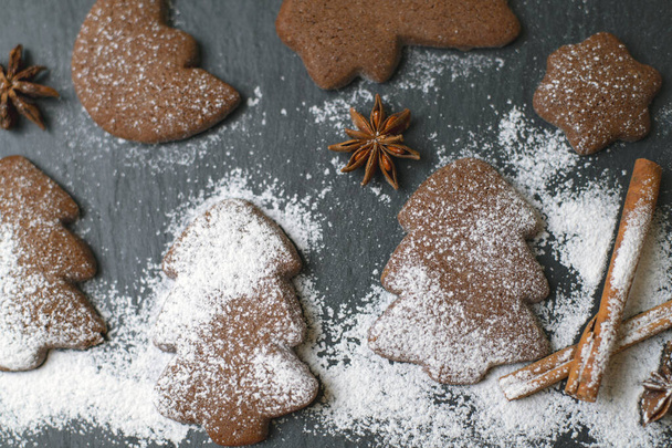 Noel kurabiyesi ve tarçınlı ardesia üzerine krema serpiştirilmiş şeker. - Fotoğraf, Görsel