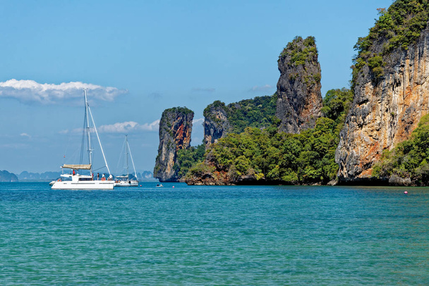 Koh Phak Bia島-香港島の後ろに位置する小さな島。透き通った海の水、快適で日陰の雰囲気に恵まれています-タイ- 2020年1月24日 - 写真・画像
