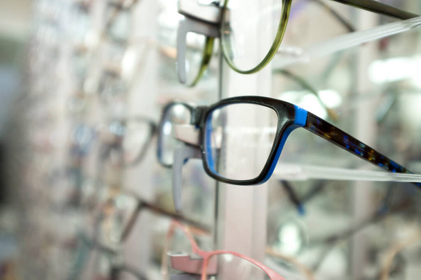 Nouvelles lunettes de correction affichées. Concentration sélective - Photo, image