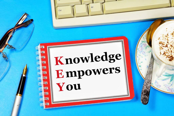 La conoscenza ti dà potere. Tovaglietta di testo nel Blocco note di pianificazione. L'apprendimento continuo fornisce la chiave per l'istruzione. - Foto, immagini
