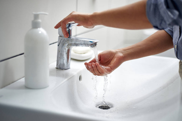 Lavarse las manos en el baño con agua. Prevención de infecciones virales y bacterianas. Lucha contra la epidemia. - Foto, Imagen