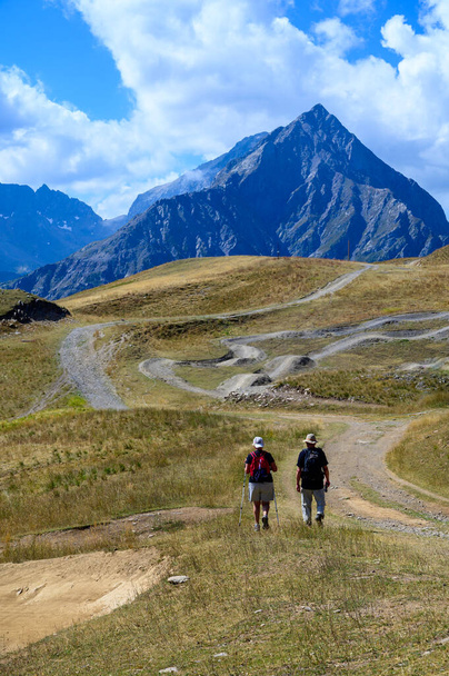 Viejos senderismo en Ecrins cordillera alpina a gran altitud en verano, Les deux Alpes, Francia - Foto, Imagen