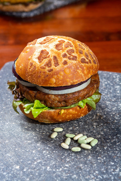 Comida rápida vegetariana o vegana saludable, hamburguesas frescas a base de plantas con verduras de cerca - Foto, Imagen