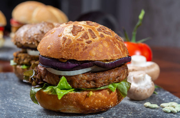 Comida rápida vegetariana o vegana saludable, hamburguesas frescas a base de plantas con verduras de cerca - Foto, imagen
