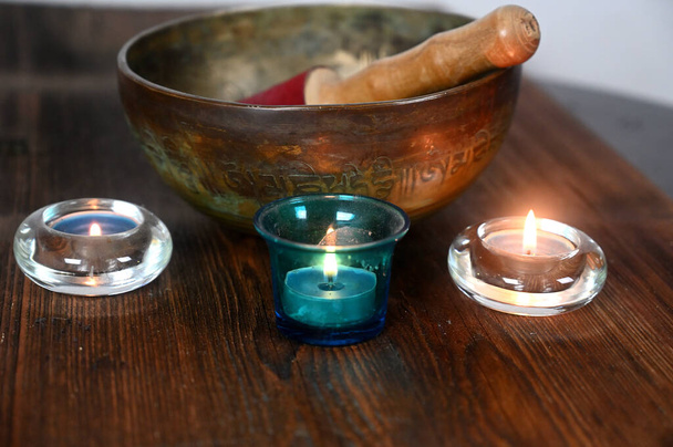 Tybetańska miska z zapalonymi świecami - Zdjęcie, obraz