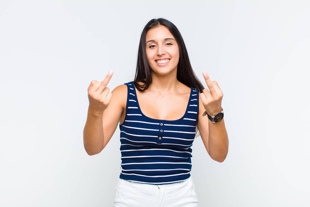 молодая женщина чувствует себя провокационной, агрессивной и непристойной, щелкая средним пальцем, с бунтарским отношением - Фото, изображение