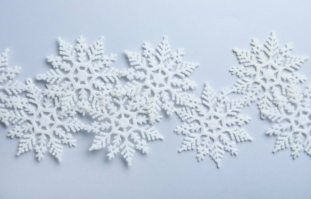 Beautiful snowflakes on white background, flat lay - Foto, afbeelding