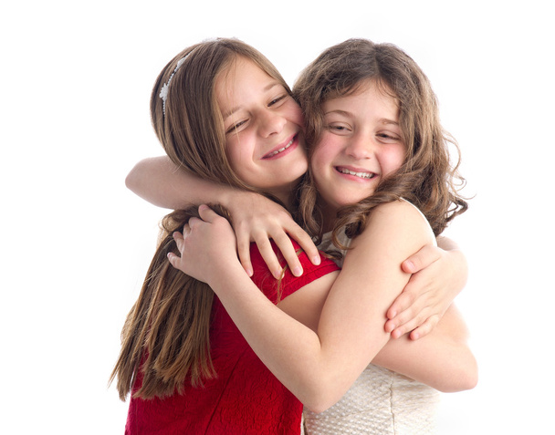 Duas irmãs bonitas abraçando isolado no branco
 - Foto, Imagem