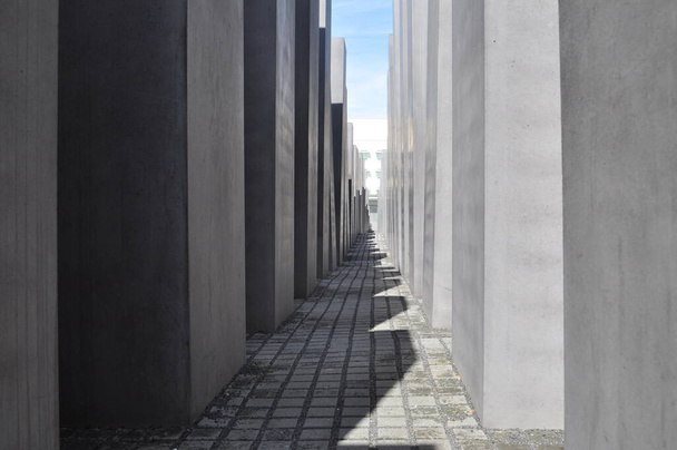 holocaust memorial in berlin germany concrete blocks lined up in multiple rows - Foto, afbeelding