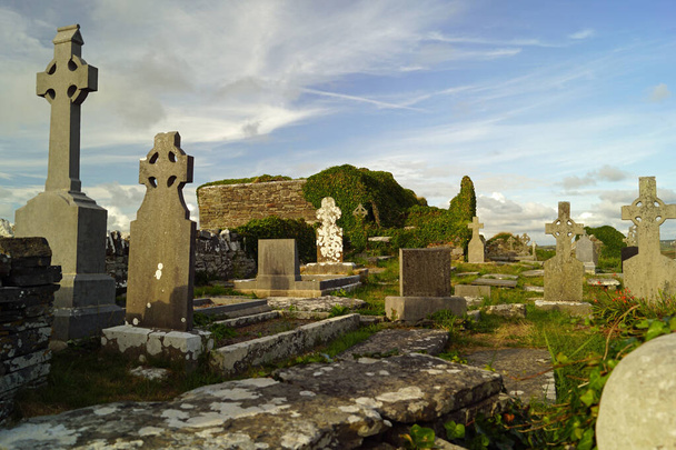 Le rovine della chiesa medievale di Kilmacreehy o Kilmacrehy (Irish Cill Mhic Creiche) si trovano a Liscannor nel sud della contea di Clare in Irlanda vicino al mare.. - Foto, immagini
