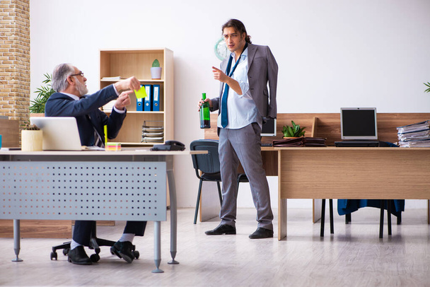 Бывший босс и работник-алкоголик в офисе - Фото, изображение