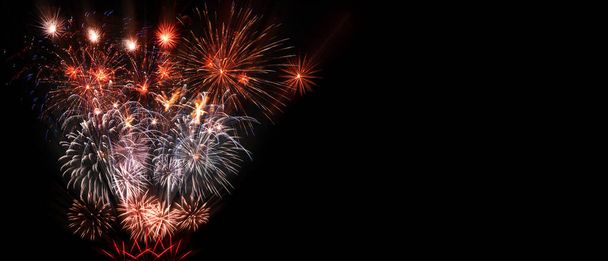 ボケを背景にしたカラフルな花火。新年のお祝い、概要休日の背景 - 写真・画像