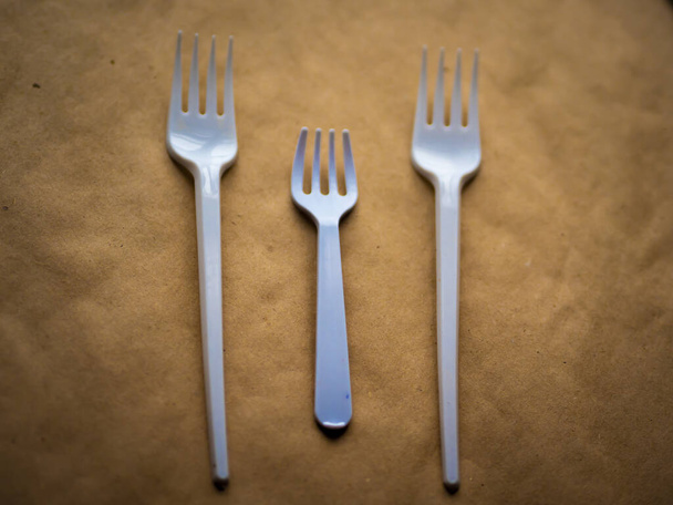 Jednorázové vidličky, plastové, hygienické a pohodlné. jde v sadě s jídlem na objednávku, nebo se používá v kavárnách a restauracích - Fotografie, Obrázek