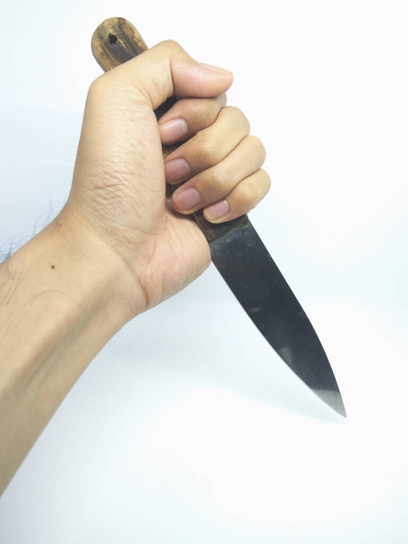 levá ruka drží kuchyňský nůž izolovaný na bílém pozadí - Fotografie, Obrázek