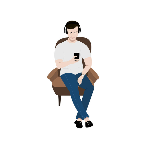Fiatal férfi a székben nézi a telefont, zenét hallgat, vagy audiobook fülhallgatóval, fejhallgatóval. - Vektor, kép