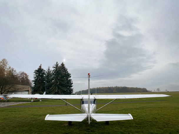 Praag, Tsjechië - november 2020. Een Cessna vliegtuig op een landingsbaan - Foto, afbeelding