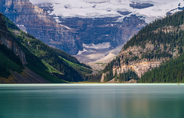 Lago Louise in estate giornata di sole mattina. Cielo blu e nuvole bianche riflesse sulla superficie dell'acqua del lago di colore turchese. Bellissimo paesaggio nel Banff National Park, Alberta, Canada. - Foto, immagini
