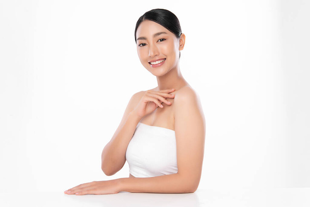Beautiful young asian woman with clean fresh skin on white background, Face care, Facial treatment, Cosmetology, beauty and spa, Asian women portrait - Foto, afbeelding