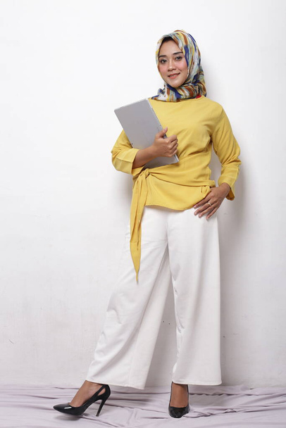 femme asiatique hijab full body avec comprimé isolé sur fond blanc. malaisie femme hijab corps plein - Photo, image
