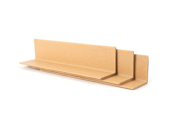 Kantenschutz aus Pappe isoliert auf weiß - Kantenschutz aus Pappe beim Transport von Gütern. Recycelbare Verpackungen - Foto, Bild