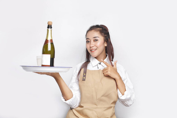 camarero vino asiático mujeres belleza sonriendo aislado en blanco fondo - Foto, Imagen