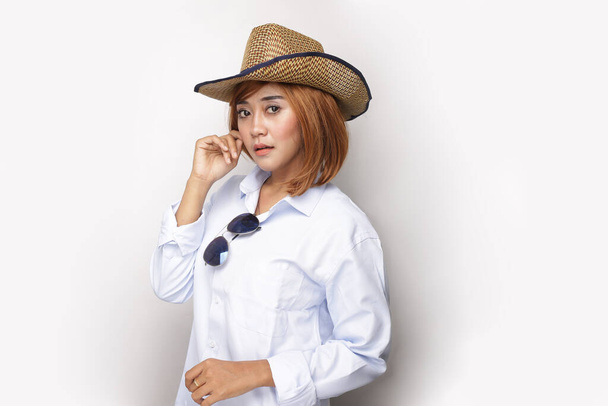 fiatal cowgirl. fiatal gyönyörű nő visel kalap portré - Fotó, kép