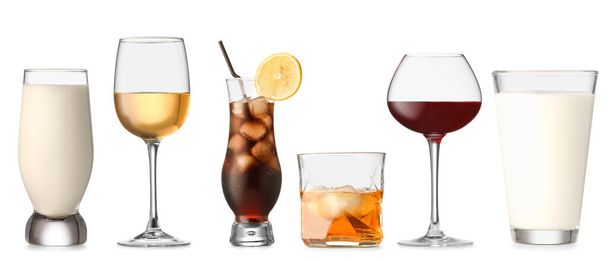 Collage met verschillende dranken in glazen op witte achtergrond - Foto, afbeelding