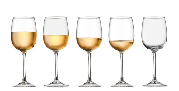 Ποτήρια με διαφορετική ποσότητα κρασιού σε λευκό φόντο - Φωτογραφία, εικόνα
