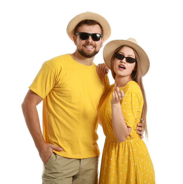 Jeune couple avec des lunettes de soleil élégantes sur fond blanc - Photo, image