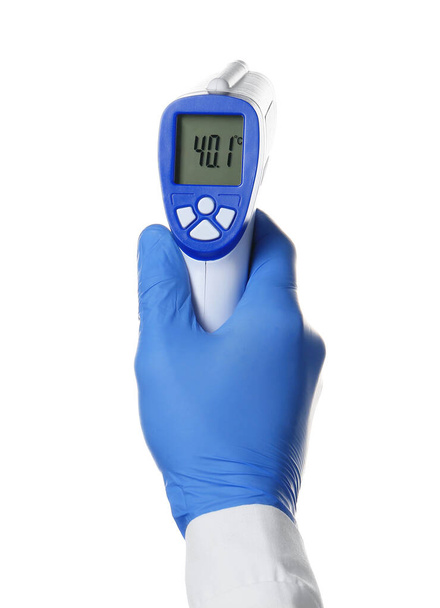 Hand van arts met infrarood thermometer op witte achtergrond - Foto, afbeelding