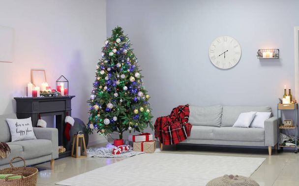 Interno del soggiorno decorato per Natale - Foto, immagini
